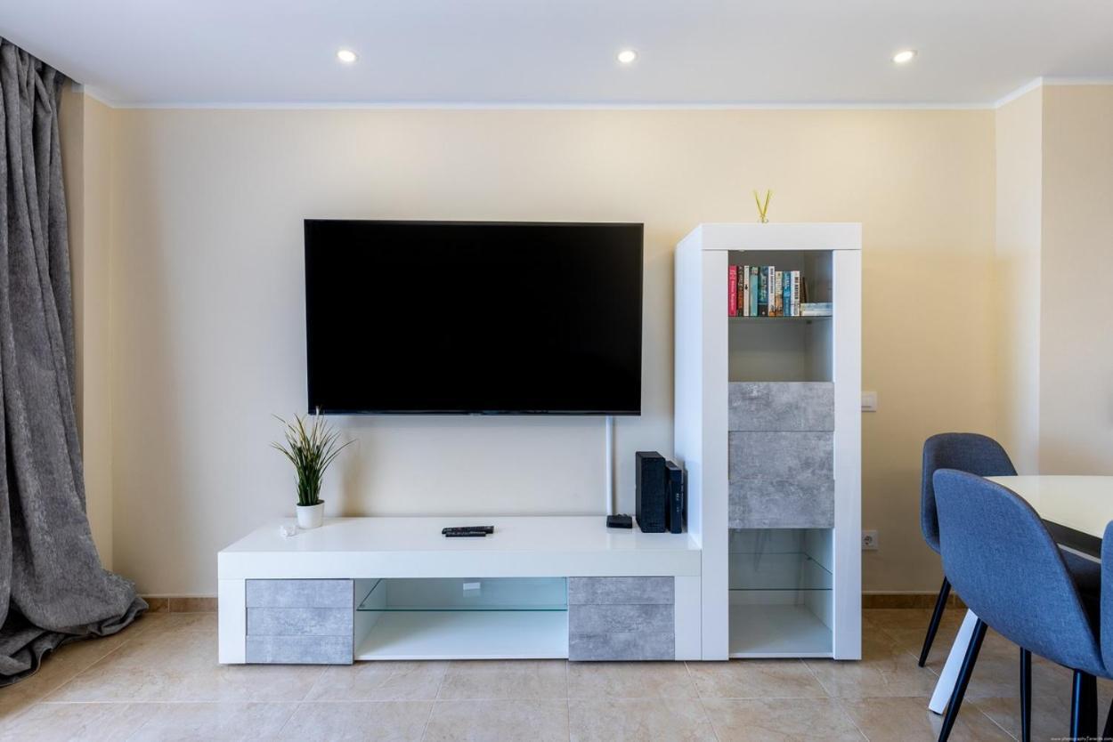 Sea Front Spacious 2 Bedroom Apartament